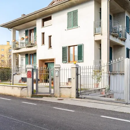 Guesthost - Casa Del Giardino With Shared Patio Bastia Umbra